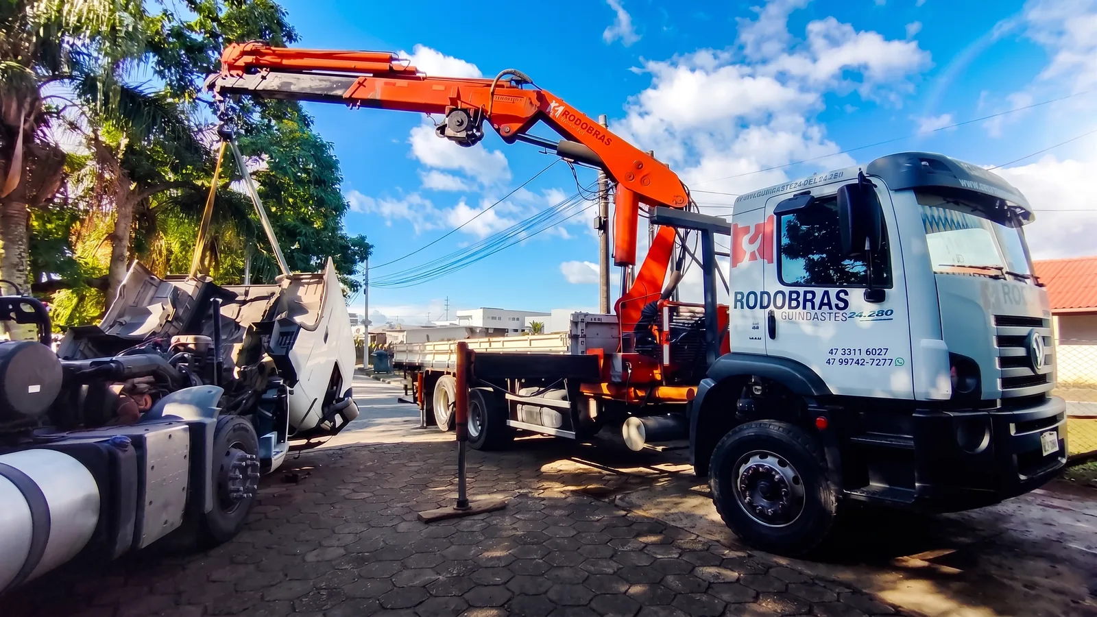 Caminhão munck com lança recolhida 1